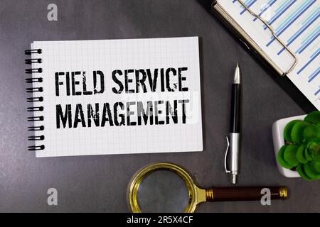 Field Service Management-Wörter in einem Office-Notizbuch Stockfoto