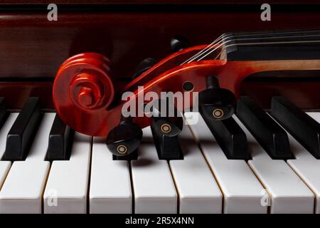 Violinrolle auf Piano Keys Stilleben Stockfoto