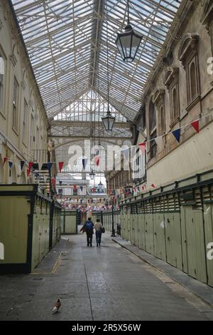 St. Nicholas Market an einem Sonntag, wenn die Verkaufsstände in Bristol England, Großbritannien, geschlossen sind Stockfoto