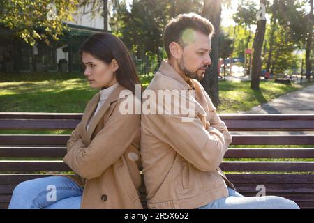 Verärgert, weil ein Paar im Park auf einer Bank sitzt. Beziehungsprobleme Stockfoto