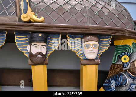 Geschnitzte Büsten gewählter Amtsträger und Wohltäter schmücken das nachgebaute Schiff Kalmar Nyckel aus Wilmington, Delaware, USA. Stockfoto