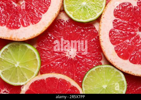 Scheiben Grapefruit und Limette als Hintergrund, Draufsicht Stockfoto