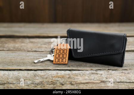Ledertasche mit Schlüssel auf altem Holztisch. Platz für Text Stockfoto