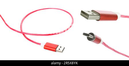 Typ-C- und USB-Kabel auf weißem Hintergrund Stockfoto