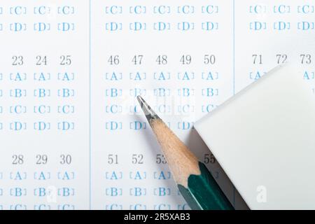 Ansicht der Testergebnisse von oben sowie Bleistift und Radierer zeigen die horizontale Komposition Stockfoto