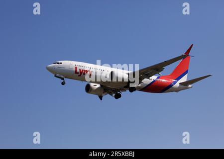 Lynx Air, Boeing 737-Max, C-GULN, Landing at Pearson Airport, Toronto, Runway 06L. Stockfoto