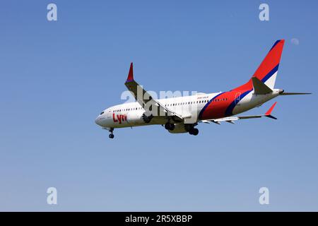 Lynx Air, Boeing 737-Max, C-GULN, Landing at Pearson Airport, Toronto, Runway 06L. Stockfoto