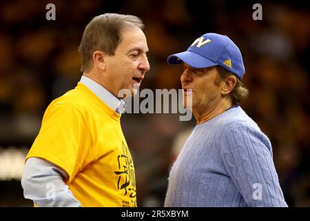 San Francisco, USA. 02. Mai 2023. Die Miteigentümer der Golden State Warriors Joe Lacob, Left, Peter Guber unterhalten sich während des Spiels 1 der Western Conference Halbfinale zwischen den Los Angeles Lakers und den Golden State Warriors im Chase Center in San Francisco, Kalifornien, am Dienstag, den 2. Mai 2023. (Foto: Ray Chavez/The Mercury News/TNS/Sipa USA) Guthaben: SIPA USA/Alamy Live News Stockfoto
