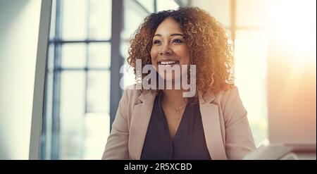Nichts geht über diese gute Nachrichten-E-Mail. Eine aufmerksame junge Geschäftsfrau, die an ihrem Schreibtisch in einem modernen Büro arbeitet. Stockfoto