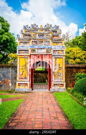 Ein Garten und ein Tor in der kaiserlichen Stadt in Hue, Vietnam Stockfoto