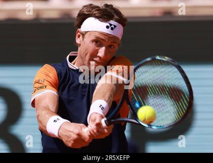 Paris, Frankreich. 5. Juni 2023. Casper Ruud tritt am 5. Juni 2023 beim French Open-Tennisturnier in Roland Garros in Paris in der vierten Runde der Singles der Männer zwischen Casper Ruud aus Norwegen und Nicolas Jarry aus Chile an. Kredit: Gao Jing/Xinhua/Alamy Live News Stockfoto