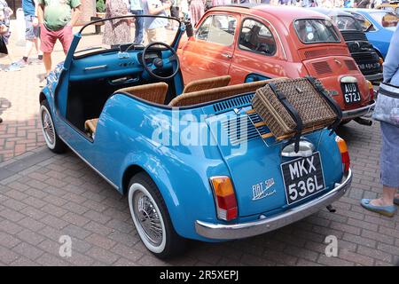 Nachbildung des 1972 Fiat 600 Jolly Recreation Wagens, ursprünglich von Carrozzeria Ghia entworfen, komplett mit Korbsitzen und Korbpicknickkorb, Mai 2023. Stockfoto