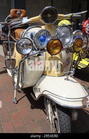 1960er Serie 2 Lambretta Li 150 mit antikem Chromzubehör, Spiegeln, Weitstrahlern, Nebelscheinwerfern, Motorhaubenmaskottchen, Headlight Peak, Mai 2023. Stockfoto