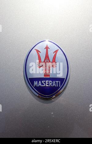 Legendäres Maserati Trident-Emblem auf einer Maserati 3500 GTi Touring Iniezione, mit Karosserie von Carrozzeria Touring, Mai 2023 Stockfoto