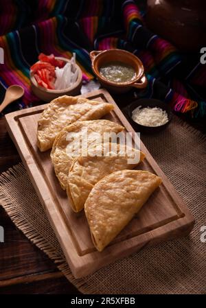 Goldene Quesadillas. Gebratene Quesadillas mit Maistortillas, die mit jedem Gericht oder jeder Zutat gefüllt werden können, wie z. B. Fleisch, Kartoffeln oder Fisch wie z. B. m Stockfoto