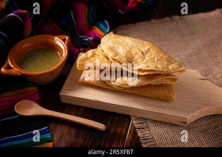 Goldene Quesadillas. Gebratene Quesadillas mit Maistortillas, die mit jedem Gericht oder jeder Zutat gefüllt werden können, wie z. B. Fleisch, Kartoffeln oder Fisch wie z. B. m Stockfoto