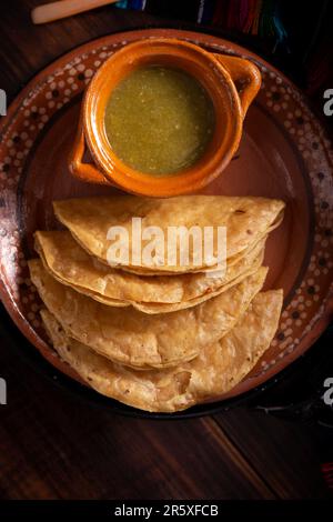 Goldene Quesadillas. Gebratene Quesadillas mit Maistortillas, die mit jedem Gericht oder jeder Zutat gefüllt werden können, wie z. B. Fleisch, Kartoffeln oder Fisch wie z. B. m Stockfoto