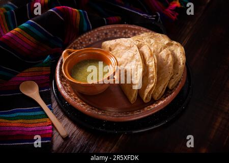 Goldene Quesadillas. Gebratene Quesadillas mit Maistortillas, die mit jedem Gericht oder jeder Zutat gefüllt werden können, wie z. B. Fleisch, Kartoffeln oder Fisch wie z. B. m Stockfoto