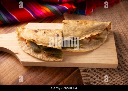 Quesadilla de Comal con queso y Nopales. Typisch mexikanische Quesadilla auf einem comal, sehr beliebtes Gericht, eines der wichtigsten Street Food in Mexiko. Stockfoto