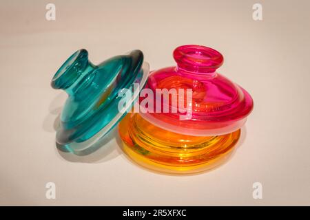 Bunte Glasbecher mit Deckel eignen sich perfekt zum Aufbewahren und Organisieren einer Vielzahl von Gegenständen. Mit ihren leuchtenden Farbtönen und ihrem praktischen Design bieten sie Stockfoto