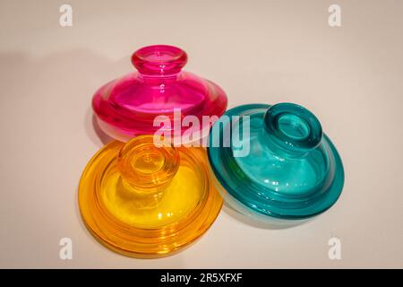 Bunte Glasbecher mit Deckel eignen sich perfekt zum Aufbewahren und Organisieren einer Vielzahl von Gegenständen. Mit ihren leuchtenden Farbtönen und ihrem praktischen Design bieten sie Stockfoto