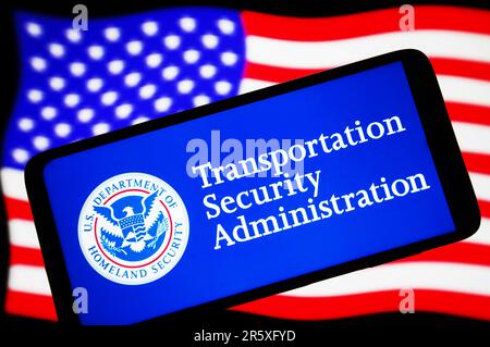 Ukraine. 06. Juni 2023. In dieser Abbildung ist das TSA-Logo (Transportation Security Administration) auf einem Smartphone und die US-Flagge auf einem pc-Bildschirm zu sehen. Kredit: SOPA Images Limited/Alamy Live News Stockfoto