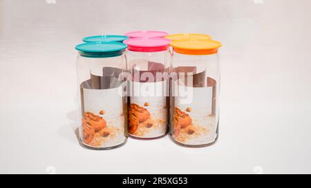 Die farbenfrohen Becher mit Deckel sind die perfekte Aufbewahrungslösung für alle, die ihrem Zuhause einen Hauch von Spaß und Stil verleihen möchten. Diese Gläser haben einen farbenfrohen Deckel Stockfoto