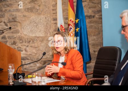 santiago, spanien. Mai 12. 2023. Die erste Vizepräsidentin und Ministerin für Wirtschaft und digitalen Wandel, Nadia Calviño. Sie hält ein Treffen ab Stockfoto