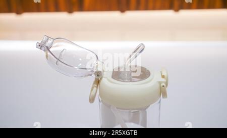 Dies ist eine kurze Beschreibung einer Weißwasserflasche für Schulkinder. Stockfoto