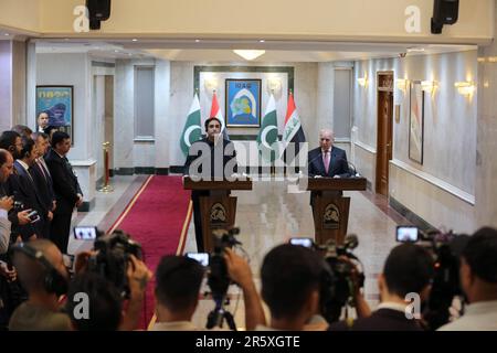 Bagdad. 5. Juni 2023. Der irakische Außenminister Fuad Hussein (R) und der pakistanische Außenminister Bilawal Bhutto Zardari nehmen am 5. Juni 2023 an einer gemeinsamen Pressekonferenz in Bagdad (Irak) Teil. Bilawal Bhutto Zardari besuchte Bagdad am Montag, um sich mit irakischen Führern zu treffen und die Stärkung der Beziehungen zwischen den beiden Ländern zu erörtern. Kredit: Khalil Dawood/Xinhua/Alamy Live News Stockfoto