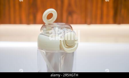 Dies ist eine kurze Beschreibung einer Weißwasserflasche für Schulkinder. Stockfoto