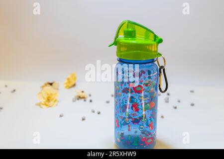 Dieses Set aus Wasserflasche und Lunchbox mit Tiermotiv für die Schule ist perfekt für Kinder, die ihre Mahlzeiten und Getränke stilvoll in die Schule bringen möchten. Stockfoto
