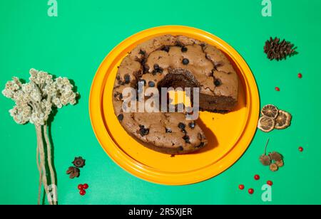 Ein rundes gelbes Backblech ist die perfekte Ergänzung zu jeder Dessertpräsentation. Die hellen und fröhlichen Farben bringen einen Hauch von Sonne auf Ihren Tisch Stockfoto