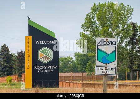 Cochrane, Alberta, Kanada. 4. Juni 2023. Ein „Welcome Rocky View County“ und eine Wegbeschreibung auf dem Alberta Bow Valley Trail. Stockfoto