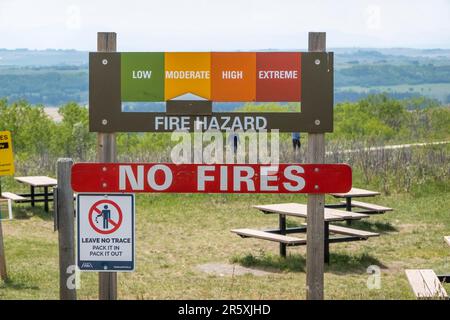 Cochrane, Alberta, Kanada. 4. Juni 2023. Ein Schild mit mäßiger Brandgefahr im Glenbow Ranch Provincial Park. Stockfoto