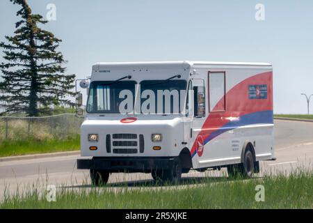 Calgary, Alberta, Kanada. 4. Juni 2023. Ein Lieferwagen der Canada Post auf der Route im Frühjahr. Stockfoto