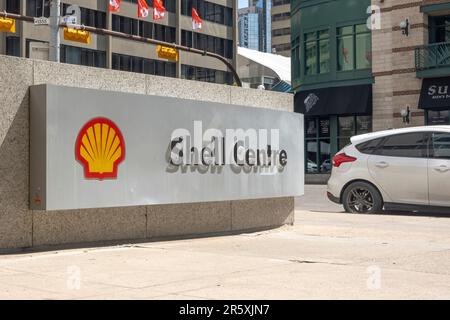 Calgary, Alberta, Kanada. 4. Juni 2023. In der Nähe eines Shell Centre-Gebäudes. Stockfoto