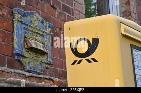 Greiffenberg, Deutschland. 25. Mai 2023. Ein alter Briefkasten (l) ist an der Fassade des alten Postamts neben einem neuen Briefkasten zu sehen. Andere würden dankenswerterweise ablehnen, aber ein Paar aus Berlin hat sich der Herausforderung gestellt: Sie retten ein historisches, fast 300 Jahre altes Denkmal in der Provinz Uckermark vor weiterer Verwesung und schaffen einen neuen Treffpunkt für das Dorf. (An dpa: "Uckermärkische Geschichten in der alten Post") Kredit: Patrick Pleul/dpa/Alamy Live News Stockfoto