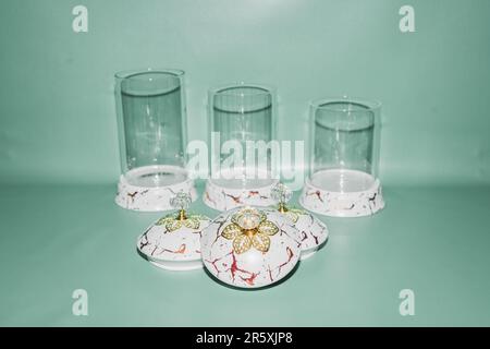 Die Glasdose mit Keramikdeckel und Goldmuster ist eine raffinierte Aufbewahrungslösung, die Ihrer Küche oder Ihrem Wohnzimmer einen Hauch von Eleganz verleiht. Stockfoto