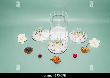 Die Glasdose mit Keramikdeckel und Goldmuster ist eine raffinierte Aufbewahrungslösung, die Ihrer Küche oder Ihrem Wohnzimmer einen Hauch von Eleganz verleiht. Stockfoto