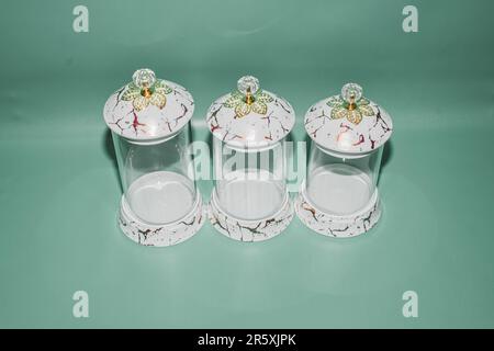 Die Glasdose mit Keramikdeckel und Goldmuster ist eine raffinierte Aufbewahrungslösung, die Ihrer Küche oder Ihrem Wohnzimmer einen Hauch von Eleganz verleiht. Stockfoto