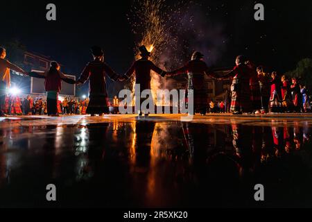 BIJIE, CHINA - 5. JUNI 2023 - Touristen und Dorfbewohner singen und tanzen um ein Lagerfeuer im Dorf Qingshan, Xiangshui Township, Qixingguan District, Bi Stockfoto