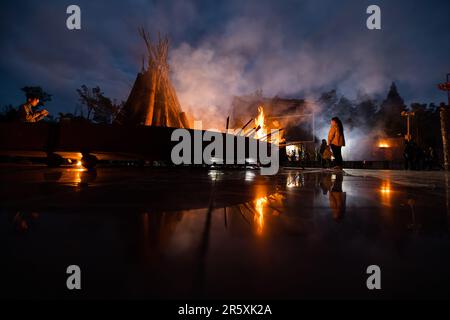 BIJIE, CHINA - 5. JUNI 2023 - Touristen und Dorfbewohner veranstalten eine Feuerzeremonie im Dorf Qingshan, in der Stadt Xiangshui, im Viertel Qixingguan, in der Stadt Bijie, so Stockfoto