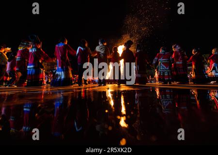 BIJIE, CHINA - 5. JUNI 2023 - Touristen und Dorfbewohner singen und tanzen um ein Lagerfeuer im Dorf Qingshan, Xiangshui Township, Qixingguan District, Bi Stockfoto