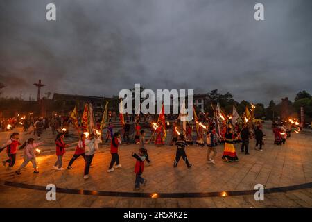 BIJIE, CHINA - 5. JUNI 2023 - Touristen und Dorfbewohner veranstalten eine Feuerzeremonie im Dorf Qingshan, in der Stadt Xiangshui, im Viertel Qixingguan, in der Stadt Bijie, so Stockfoto