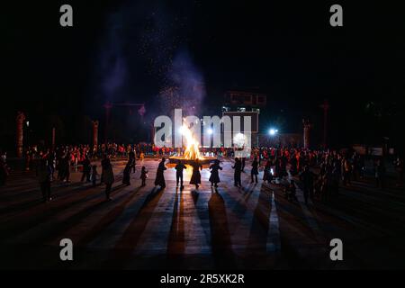 BIJIE, CHINA - 5. JUNI 2023 - Touristen und Dorfbewohner singen und tanzen um ein Lagerfeuer im Dorf Qingshan, Xiangshui Township, Qixingguan District, Bi Stockfoto