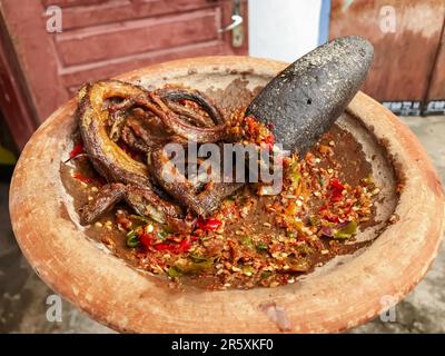 Gebratener Aal mit Garnelenpaste Chilisauce ist ein beliebtes indonesisches Gericht, das oft als Hauptgericht serviert wird. Der Aal wird zunächst in einer Mischung aus mariniert Stockfoto