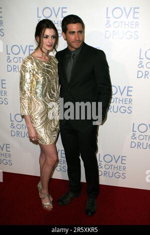 Jake Gyllenhaal und Anne Hathaway, Premiere von „Love and Other Drugs“ im Event Cinemas Sydney, Australien - 06.12.10 Stockfoto