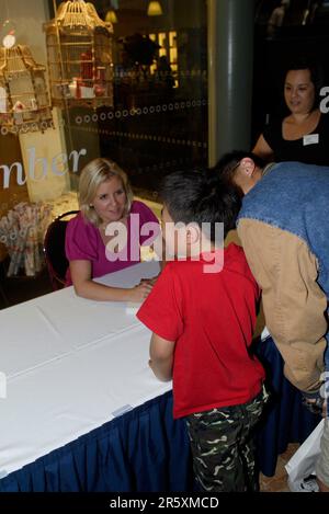 Lucy Hawking, Tochter des Physikers und Astronomen Stephen Hawking, hält am 14. Oktober 2007 im Powerhouse Museum in Sydney, Australien, eine Rede und unterzeichnet ihr neues Buch „George’s Secret Key to the Universe“. Stockfoto