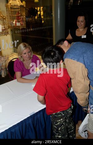 Lucy Hawking, Tochter des Physikers und Astronomen Stephen Hawking, hält am 14. Oktober 2007 im Powerhouse Museum in Sydney, Australien, eine Rede und unterzeichnet ihr neues Buch „George’s Secret Key to the Universe“. Stockfoto